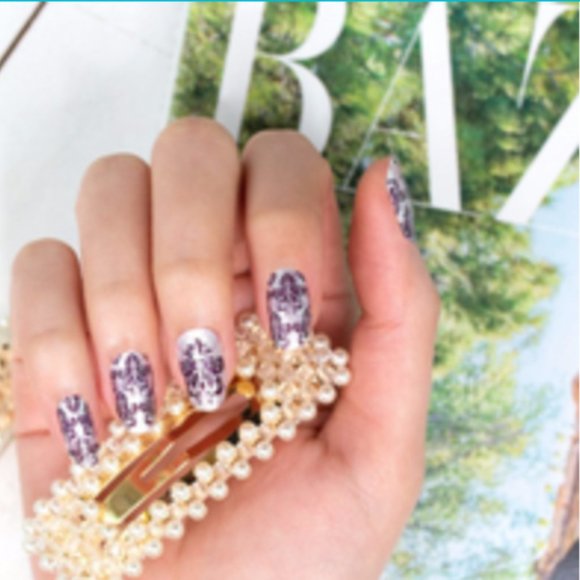 Color Street Nail Strips ~ Kiss & Toile - Picture 3 of 6